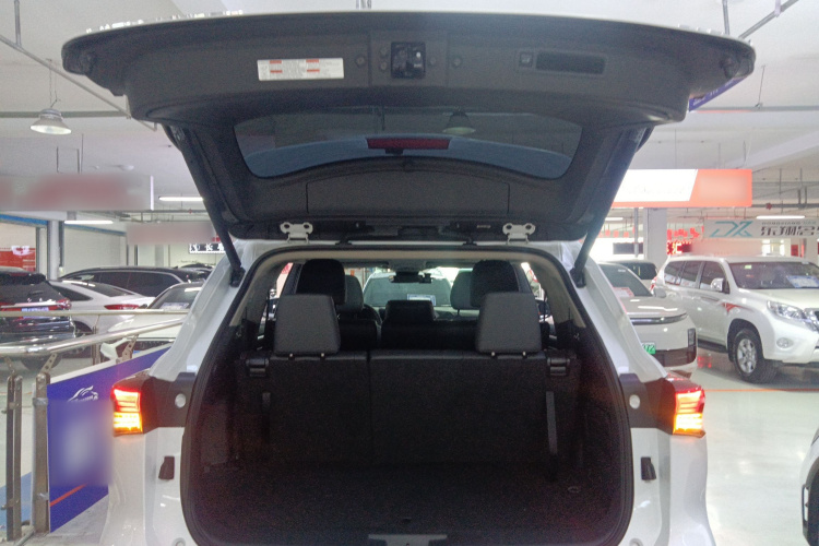 丰田 汉兰达 2023款 2.5L智能电混双擎四驱尊贵版 7座机舱底盘23