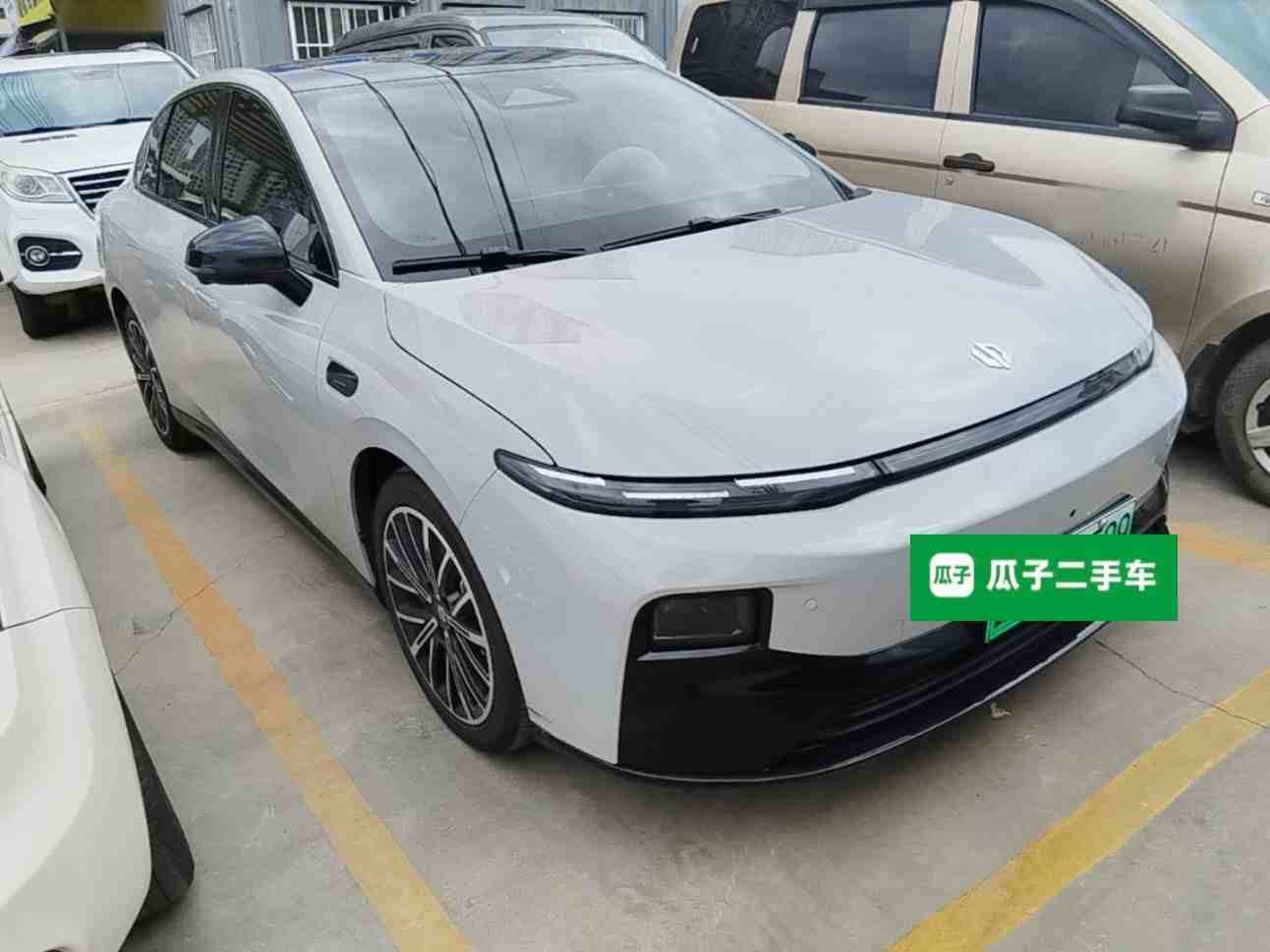 车辆右前45度角外观，展示轿跑式流线造型