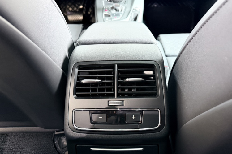 奥迪A4L 2023款 40 TFSI 时尚动感型中控内饰7015