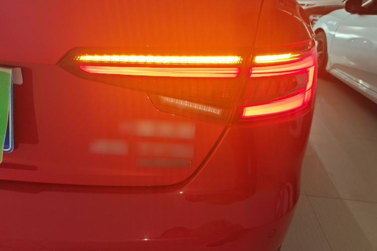 奥迪A4L 2018款 30周年年型 40 TFSI 进取型车身外观9