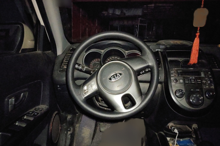 起亚 秀尔 2013款 1.6L MT GL局部细节13