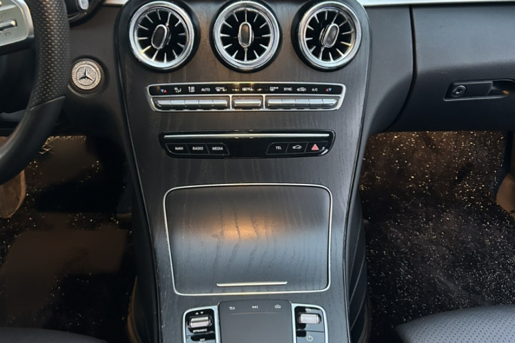 奔驰C级 2020款 改款 C 200 L 时尚型运动版中控内饰7003