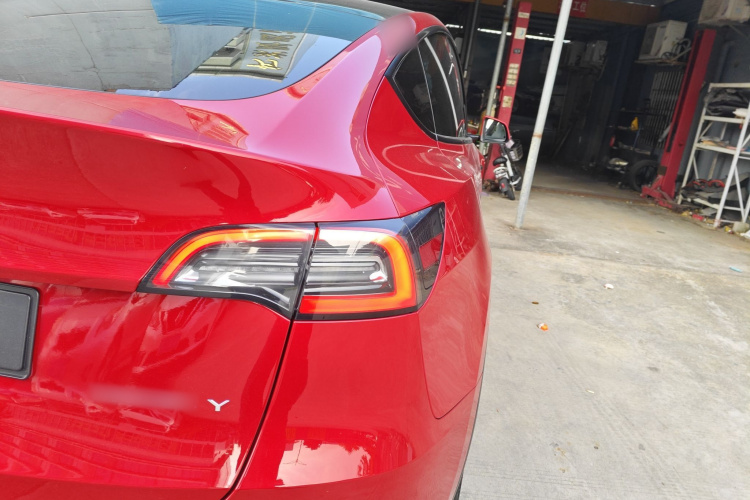 特斯拉 Model Y 2022款 长续航全轮驱动版车身外观9