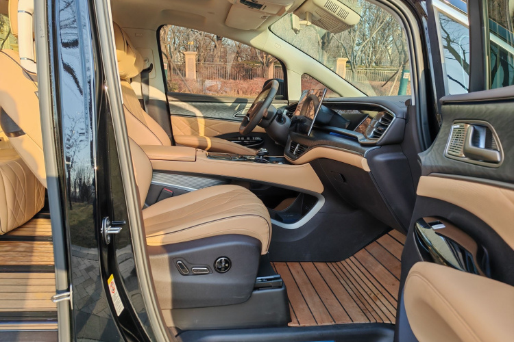 腾势D9 2024款 DM-i 980 四驱尊贵型中控内饰7003