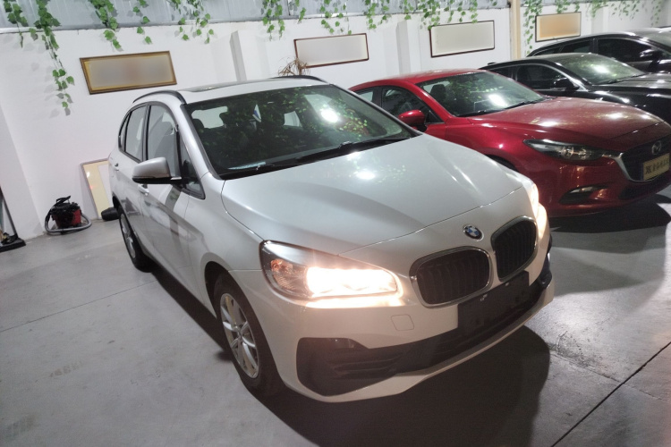 宝马2系旅行车 2018款 218i 时尚型车身外观3