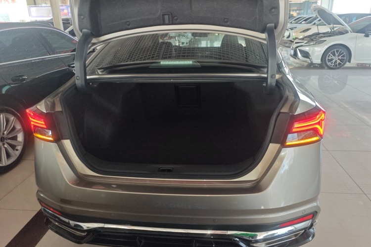 日产 天籁 2022款 2.0L XL-Upr 优享版机舱底盘23