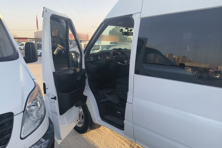 江铃福顺 2025款 2.0T 8AT柴油中轴中高顶商运型多功能乘用车7座中控内饰7002