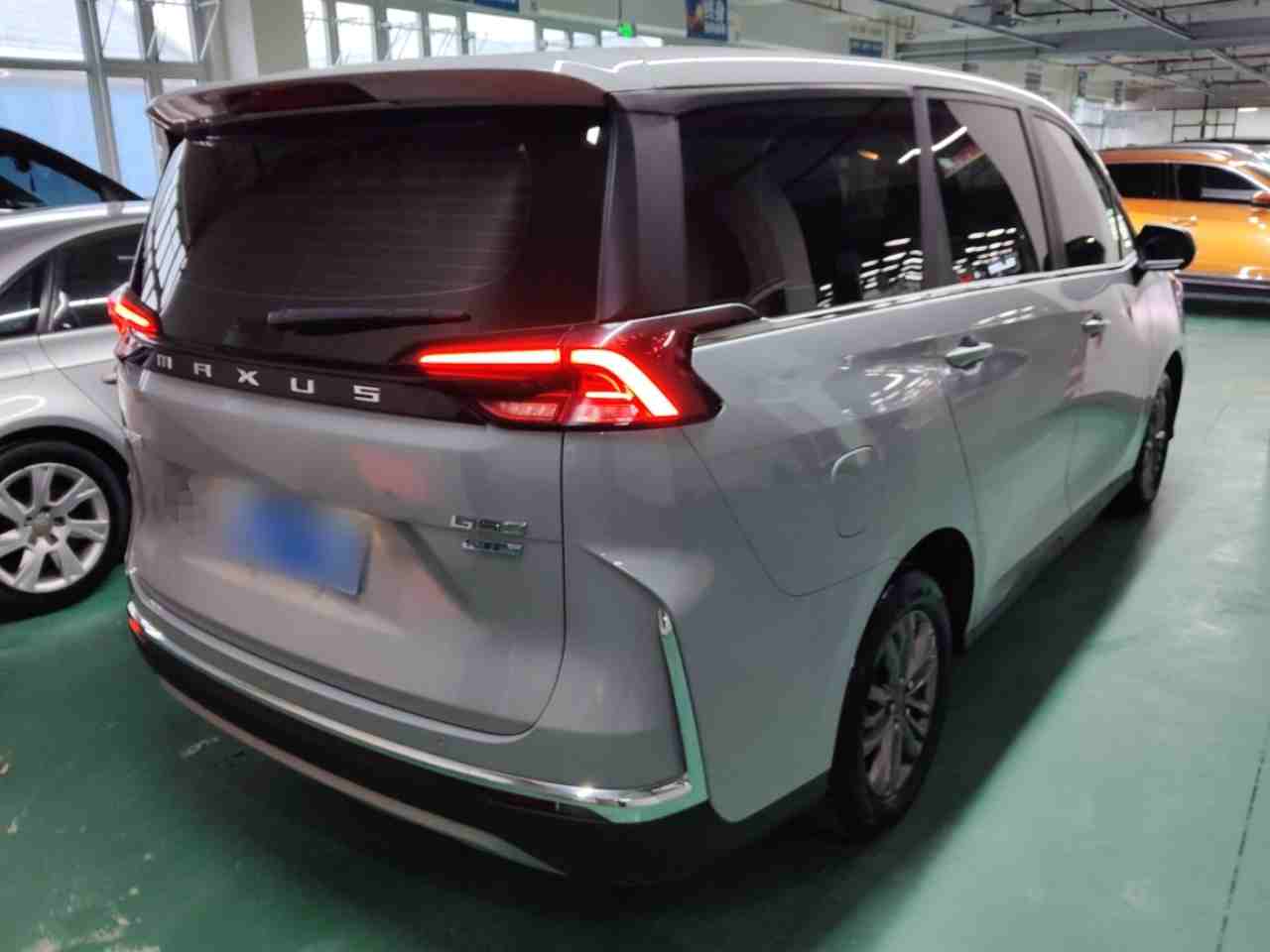 车辆右后45度视角展示