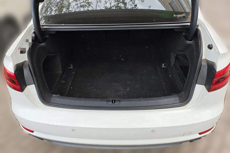 奥迪A4L 2017款 40 TFSI 进取型中控内饰23