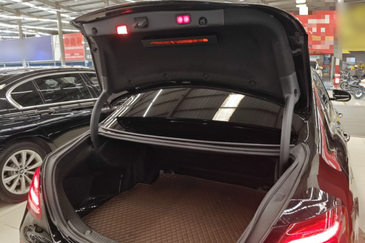 奔驰E级 2019款 E 300 L 运动豪华型机舱底盘23