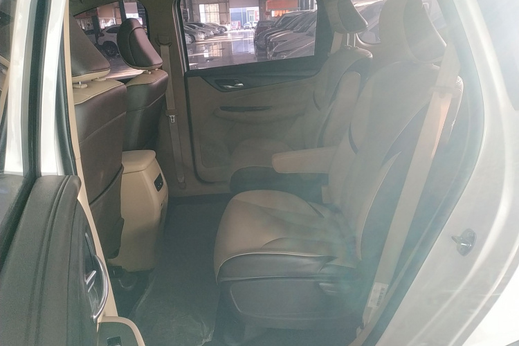 宝骏730 2017款 1.8L iAMT尊享型 7座中控内饰7004