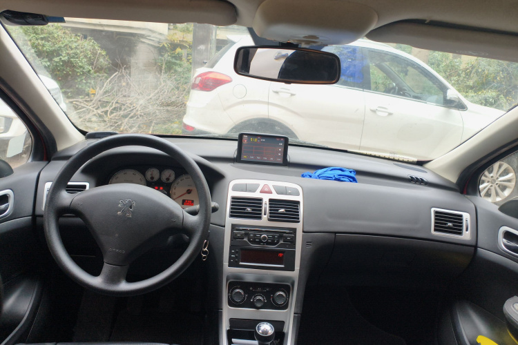 标致307 2013款 两厢 1.6L 手动舒适版中控内饰12
