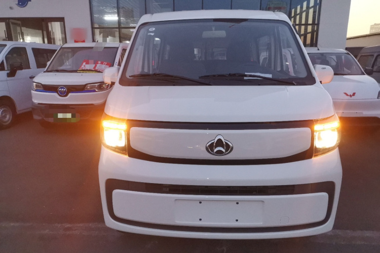 长安凯程 长安睿行EM80 2025款 客运版 舒适型 6座 300km 对开门车身外观2