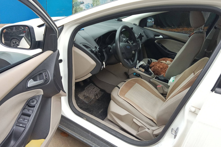 福特 福克斯 2015款 三厢 1.6L 手动舒适型中控内饰7003