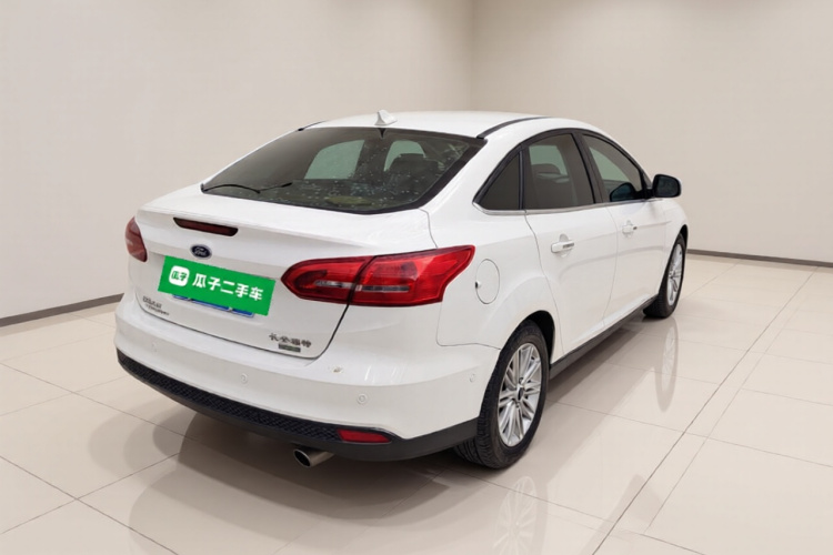 福特 福克斯 2017款 三厢 EcoBoost 180 自动旗舰型车身外观7