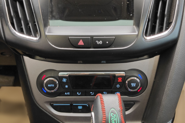 福特 福克斯 2015款 两厢 1.6L 自动风尚型中控内饰7011