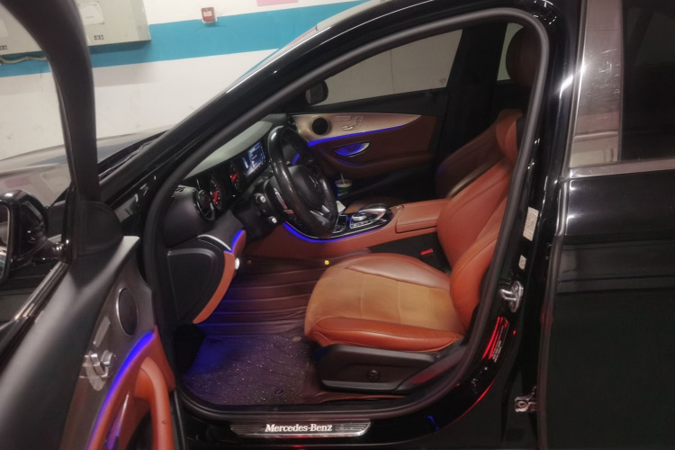 奔驰E级 2017款 改款 E 300 运动型局部细节19