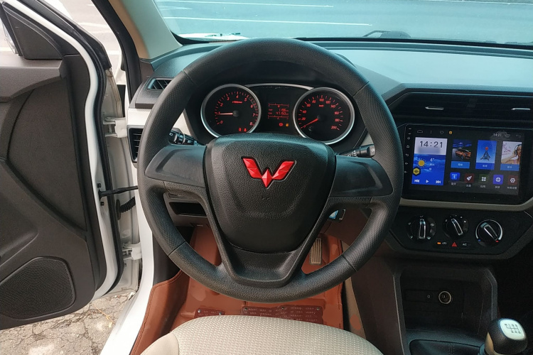 五菱汽车 五菱宏光 2021款 1.5L改款 S标准型 液压助力LAR中控内饰13