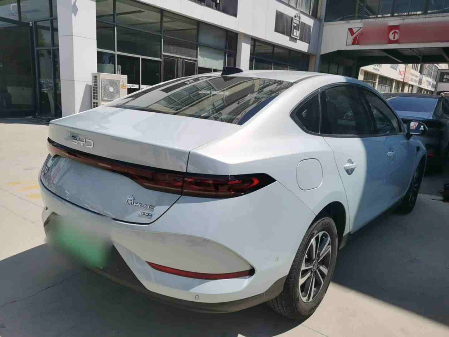 车辆右后45度外观展示