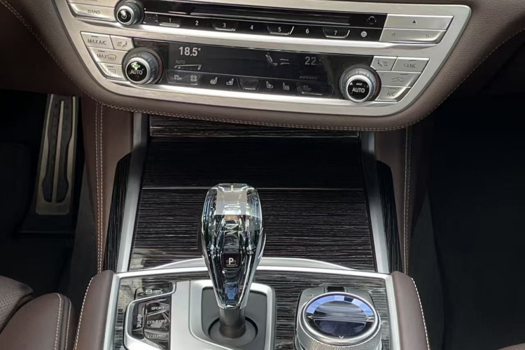 宝马7系 2018款 740Li 领先型 M运动套装中控内饰7005