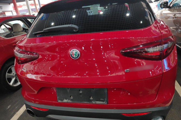 阿尔法·罗密欧 Stelvio斯坦维 2017款 2.0T 200HP 精英版车身外观6