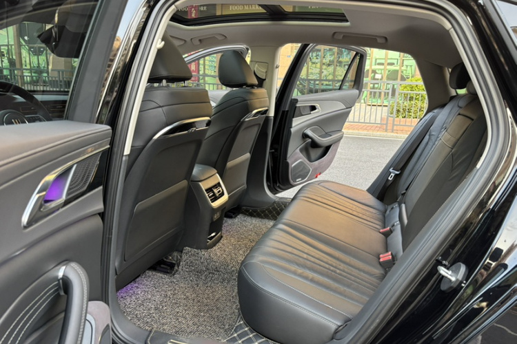 红旗H5 2023款 2.0T 自动智联旗畅版中控内饰7004