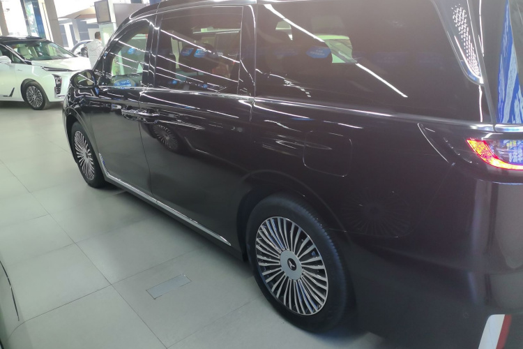 岚图汽车 岚图梦想家 2025款 PHEV 四驱尊贵鲲鹏版车身外观4