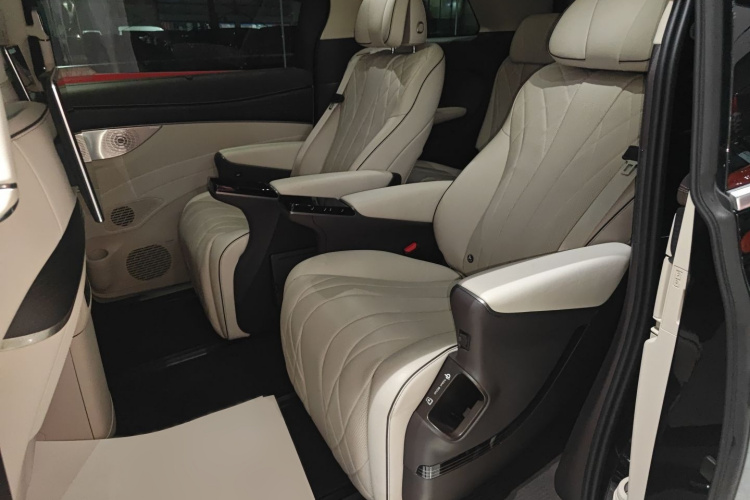 腾势D9 2024款 DM-i 980 四驱旗舰型中控内饰7004