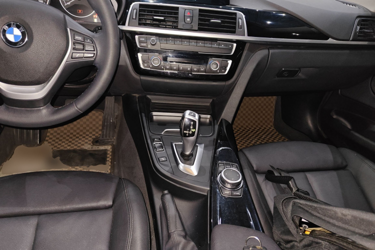 宝马3系GT 2019款 320i 时尚型中控内饰12