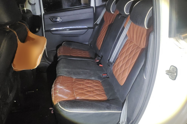 标致3008 2013款 2.0L 自动经典版中控内饰7004