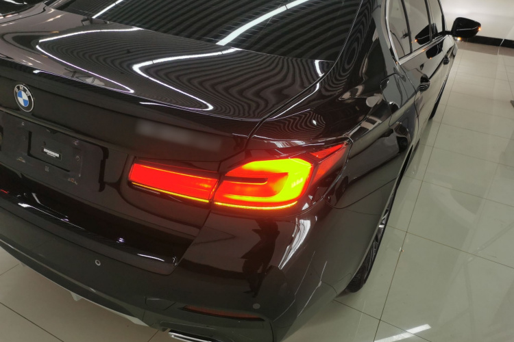 宝马5系 2022款 改款 530Li 领先型 M运动套装车身外观9