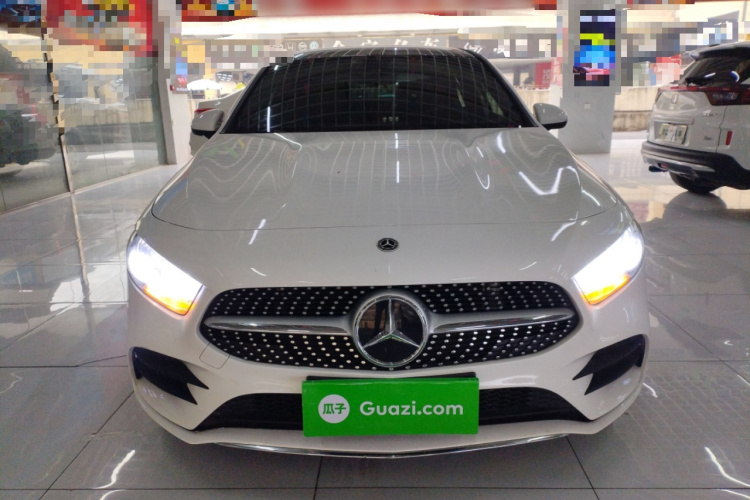 奔驰A级 2022款 A 180 L 运动轿车车身外观2