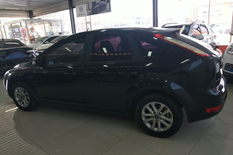 福特 福克斯 2013款 两厢经典 1.8L 手动基本型车身外观4