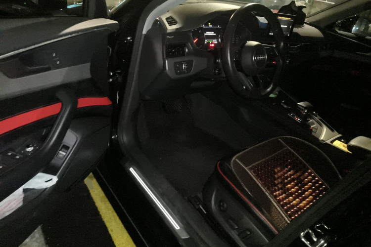 奥迪A4L 2018款 30周年年型 40 TFSI 进取型中控内饰20