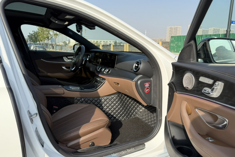奔驰E级(进口) 2023款 E 300 时尚型运动版局部细节41