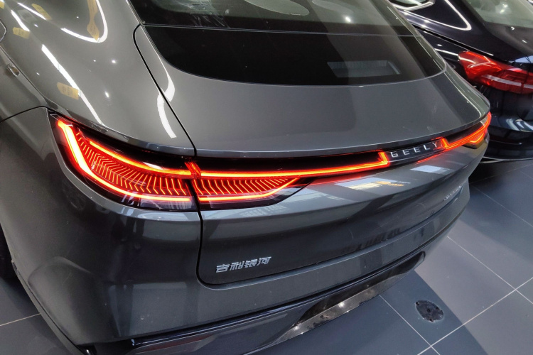 吉利银河 银河星耀8 2025款 130km EM-i 尊享版车身外观6