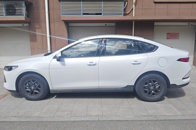 比亚迪 秦PLUS 2025款 DM-i 智驾版 55KM领先型车身外观4