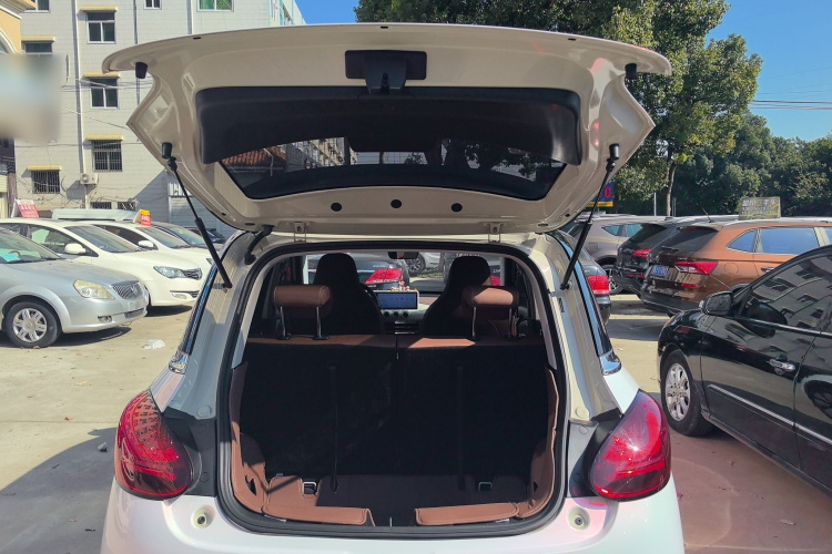 五菱汽车 五菱缤果 2023款 333km 灵犀互联款机舱底盘23