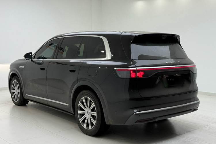 鸿蒙智行 问界M8 2025款 增程 Max+版 53.4kWh 6座版车身外观6006