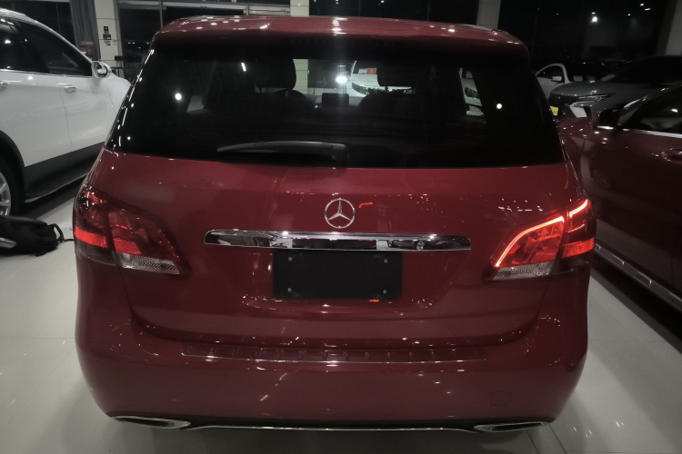 奔驰B级 2017款 B 200 动感型车身外观6