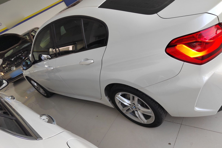 宝马1系 2021款 改款 120i M运动曜夜版车身外观4