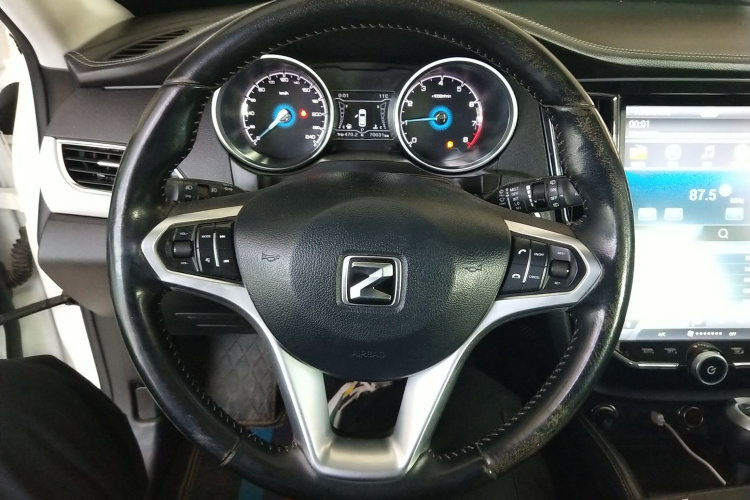 众泰SR7 2016款 1.5T CVT魔方之心版 国IV中控内饰13