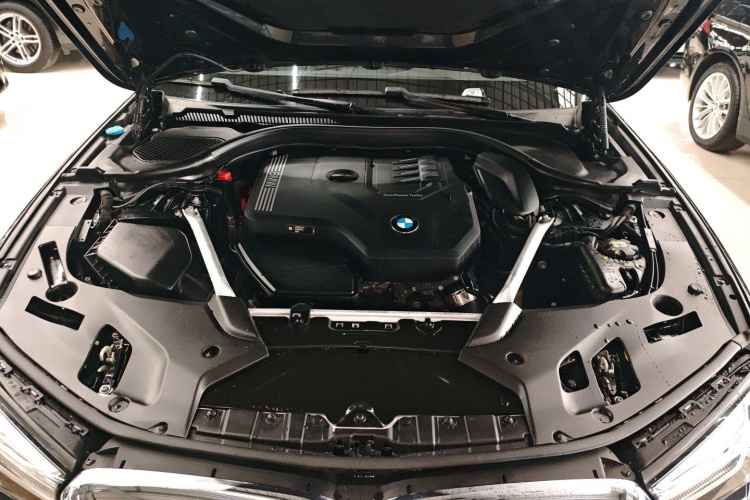 宝马5系 2021款 525Li 豪华套装机舱底盘24