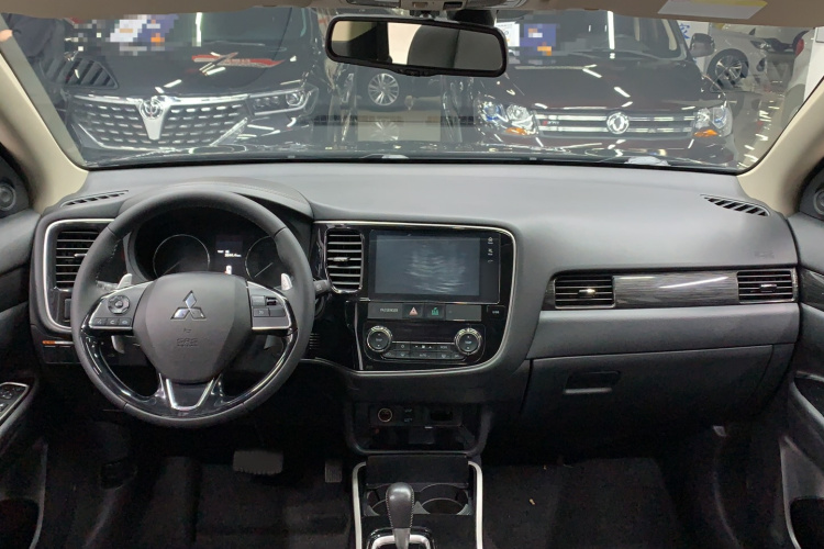 三菱 欧蓝德 2019款 2.4L 四驱致享版 5座 国V中控内饰7003