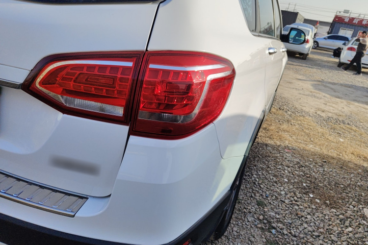 哈弗H6 2017款 红标 运动版 1.5T 手动两驱精英型车身外观9