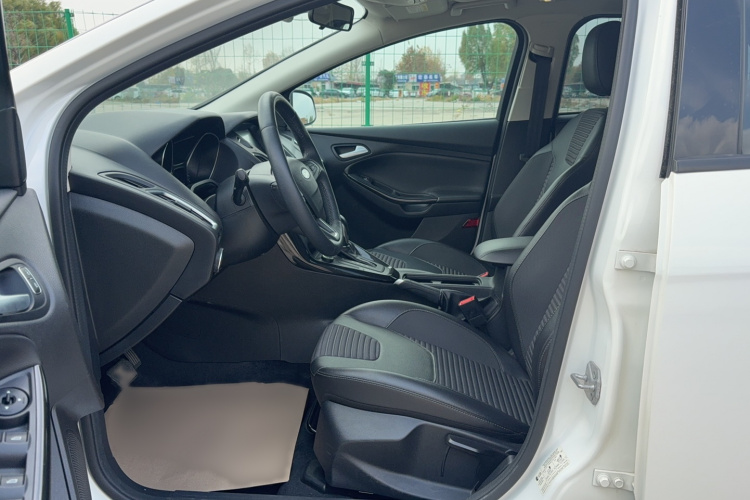 福特 福克斯 2018款 两厢经典 1.6L 自动风尚型智行版局部细节19