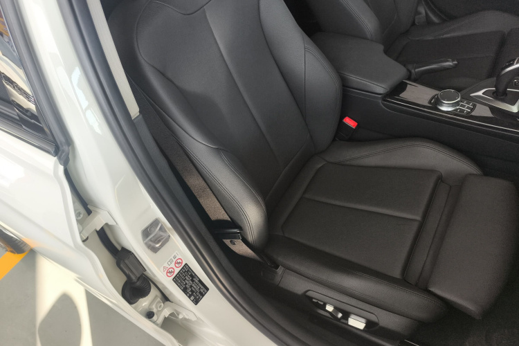 宝马3系 2019款 320Li M运动曜夜版局部细节41