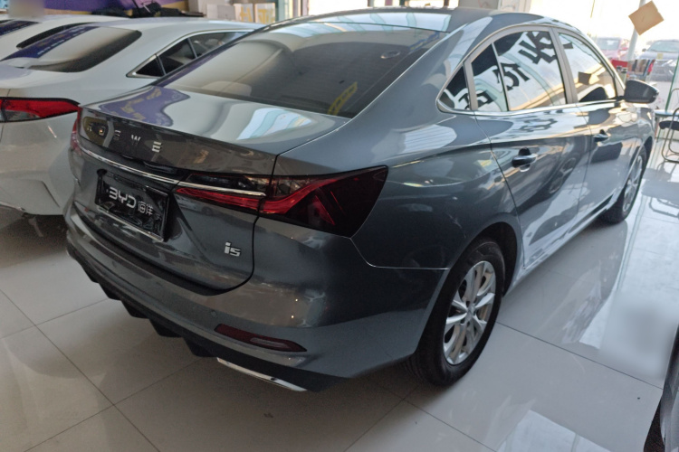 荣威i5 2023款 1.5L CVT豪华版车身外观7