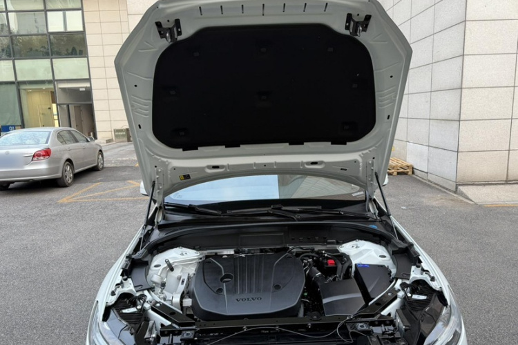 沃尔沃XC60 2025款 B5 四驱智远豪华版中控内饰7008