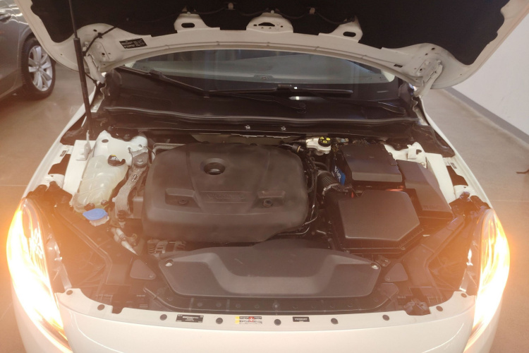 沃尔沃V40 2017款 T3 智雅版机舱底盘24